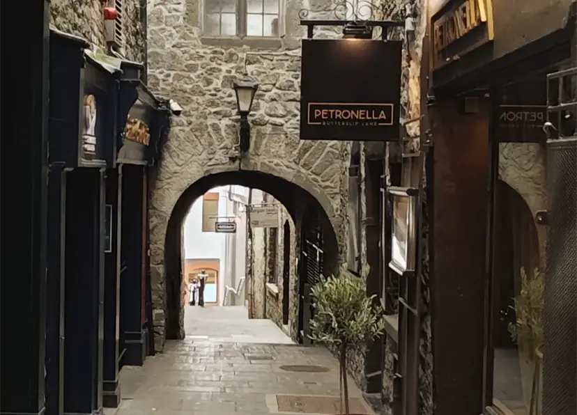 Petronella Sign in alleyway